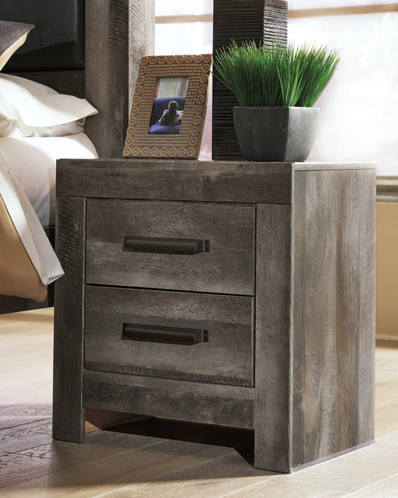 Wynnlow King Poster Bed with Mirrored Dresser, Chest and Nightstand Factory Furniture Mattress & More - Online or In-Store at our Phillipsburg Location Serving Dayton, Eaton, and Greenville. Shop Now.
